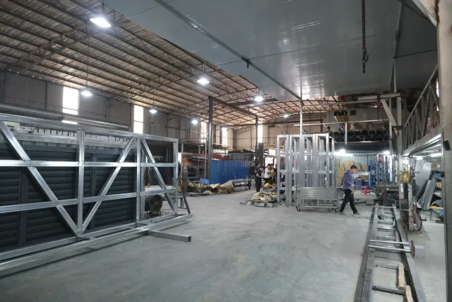 Metal gate frames and equipment on the Hengbo fabrication floor
