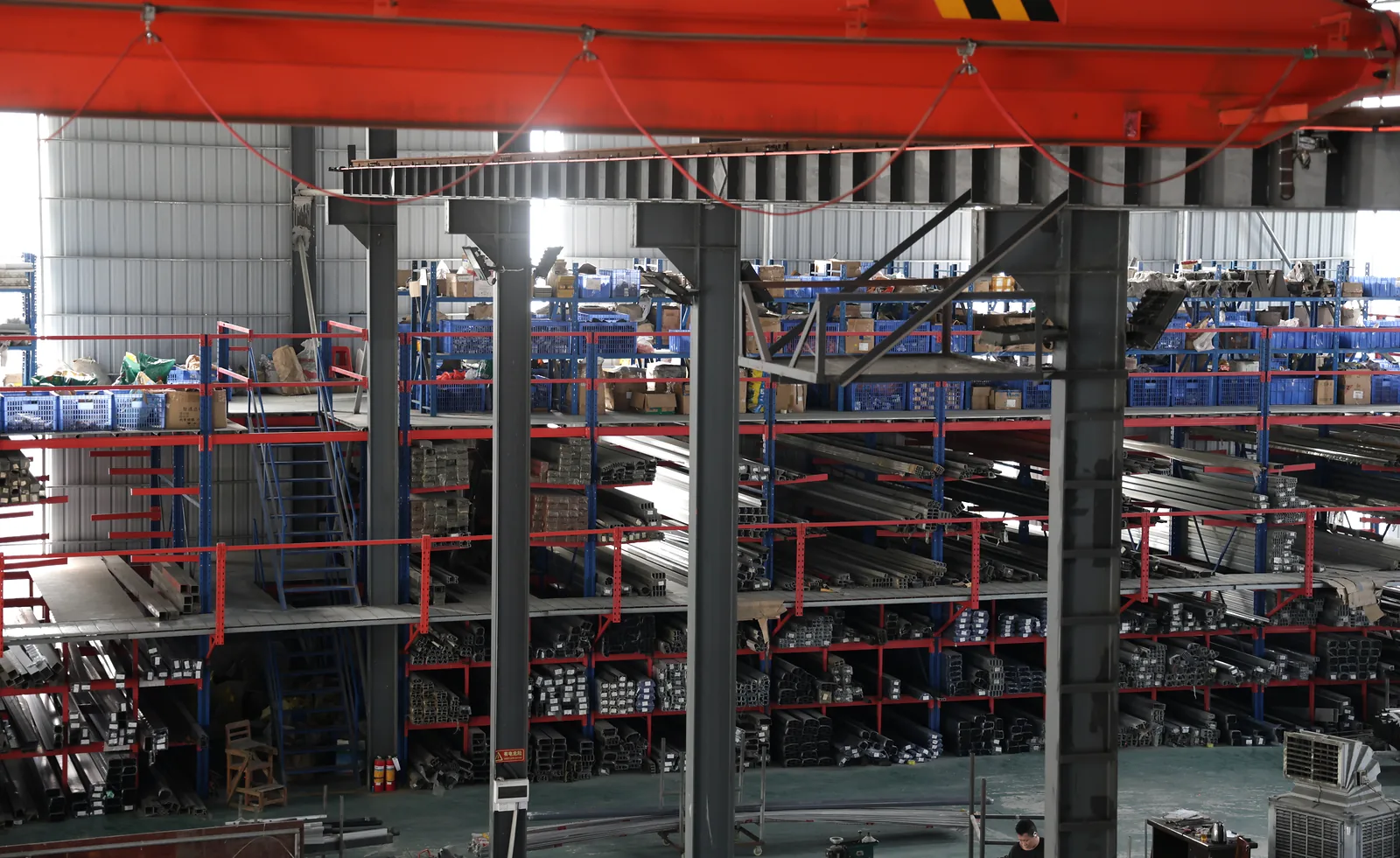 Profile racks and overhead lifting equipment inside the Hengbo workshop