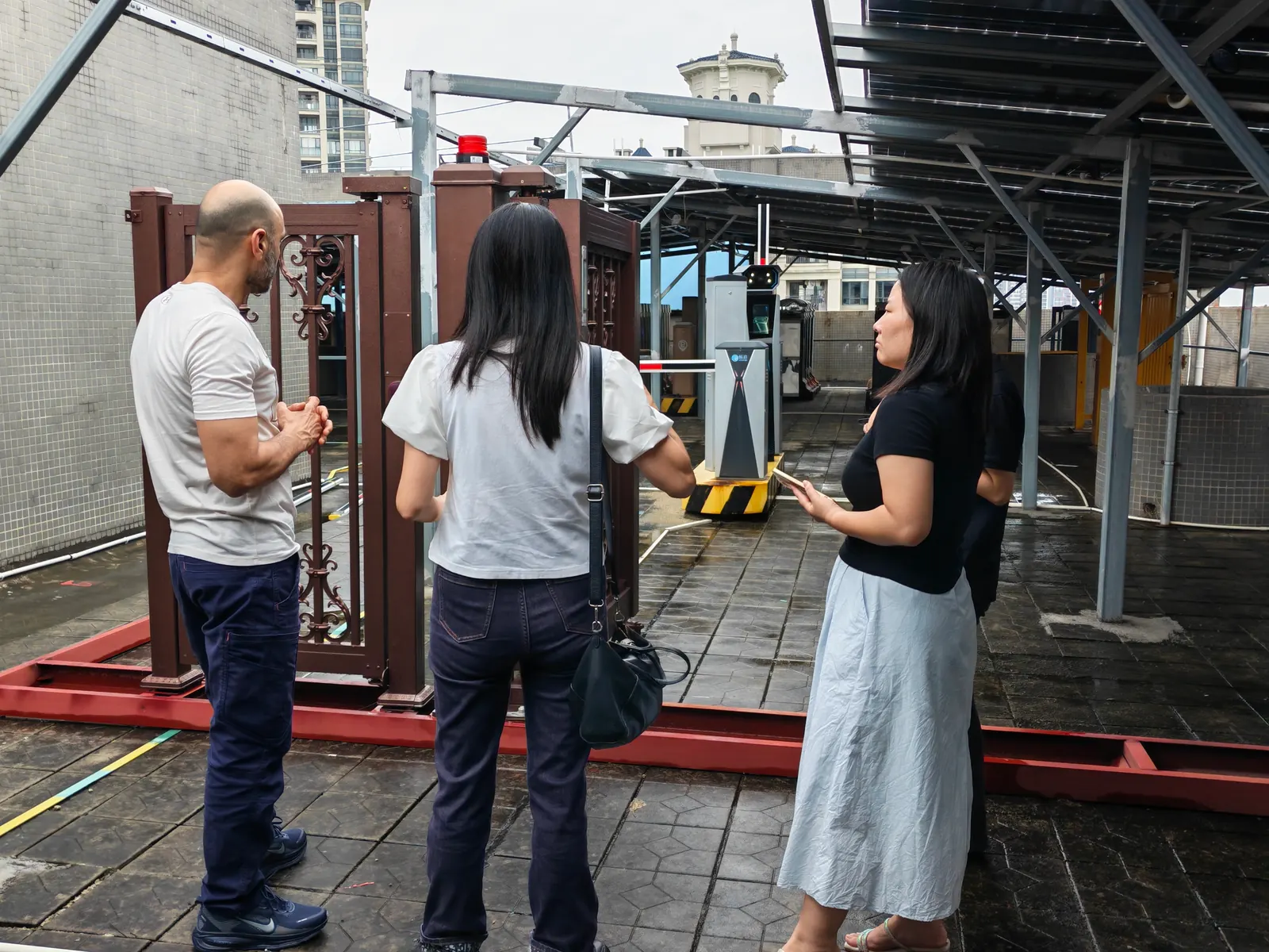 Visitors from Australia discussing gate equipment in the Hengbo workshop