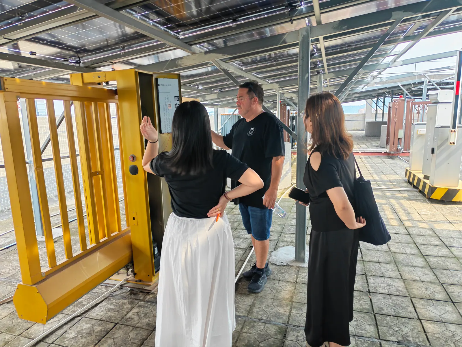 Visitors viewing an entrance gate in the Hengbo workshop
