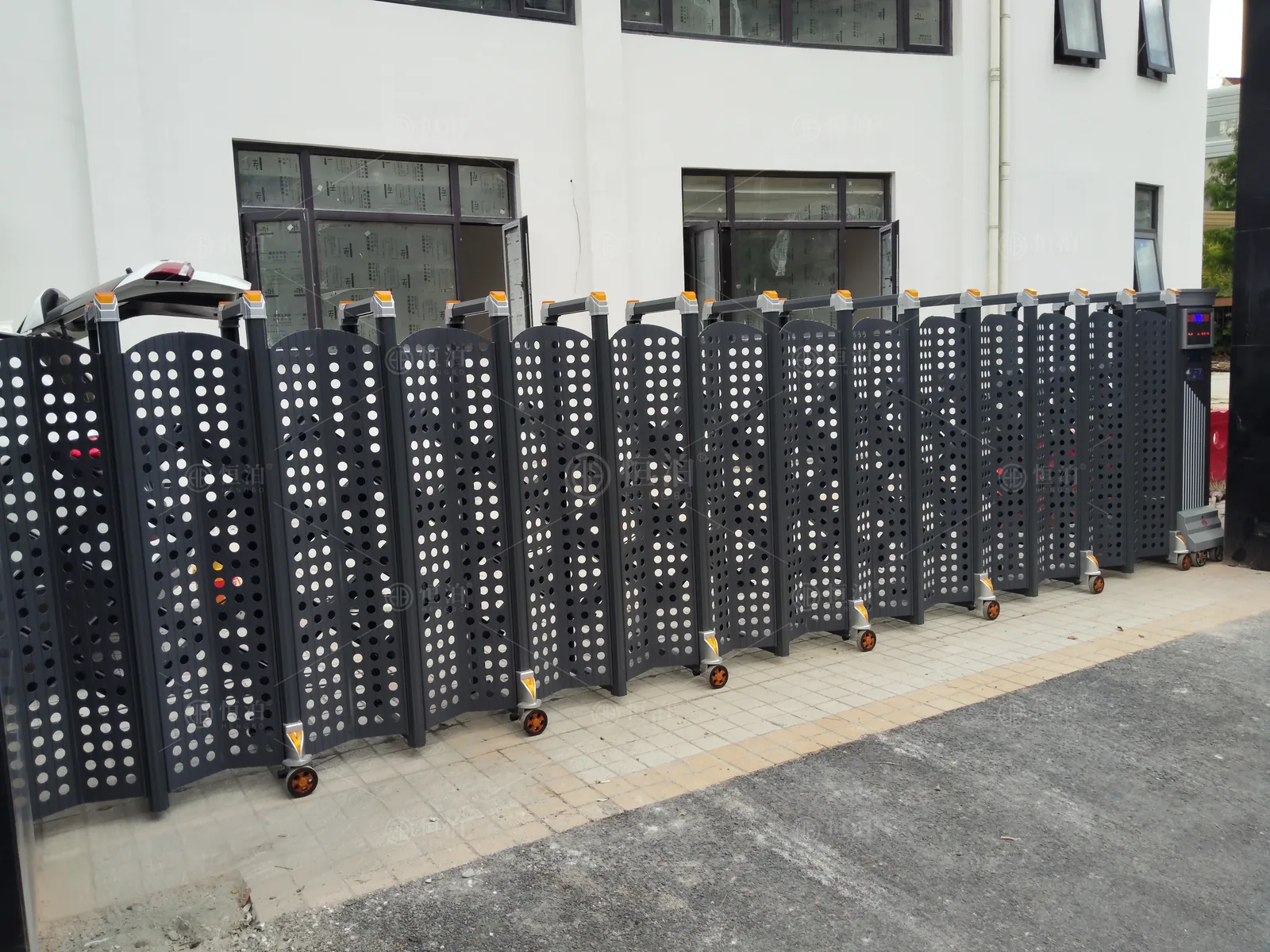 A screened Hengchi gate for an urban entrance — Toronto, Canada.