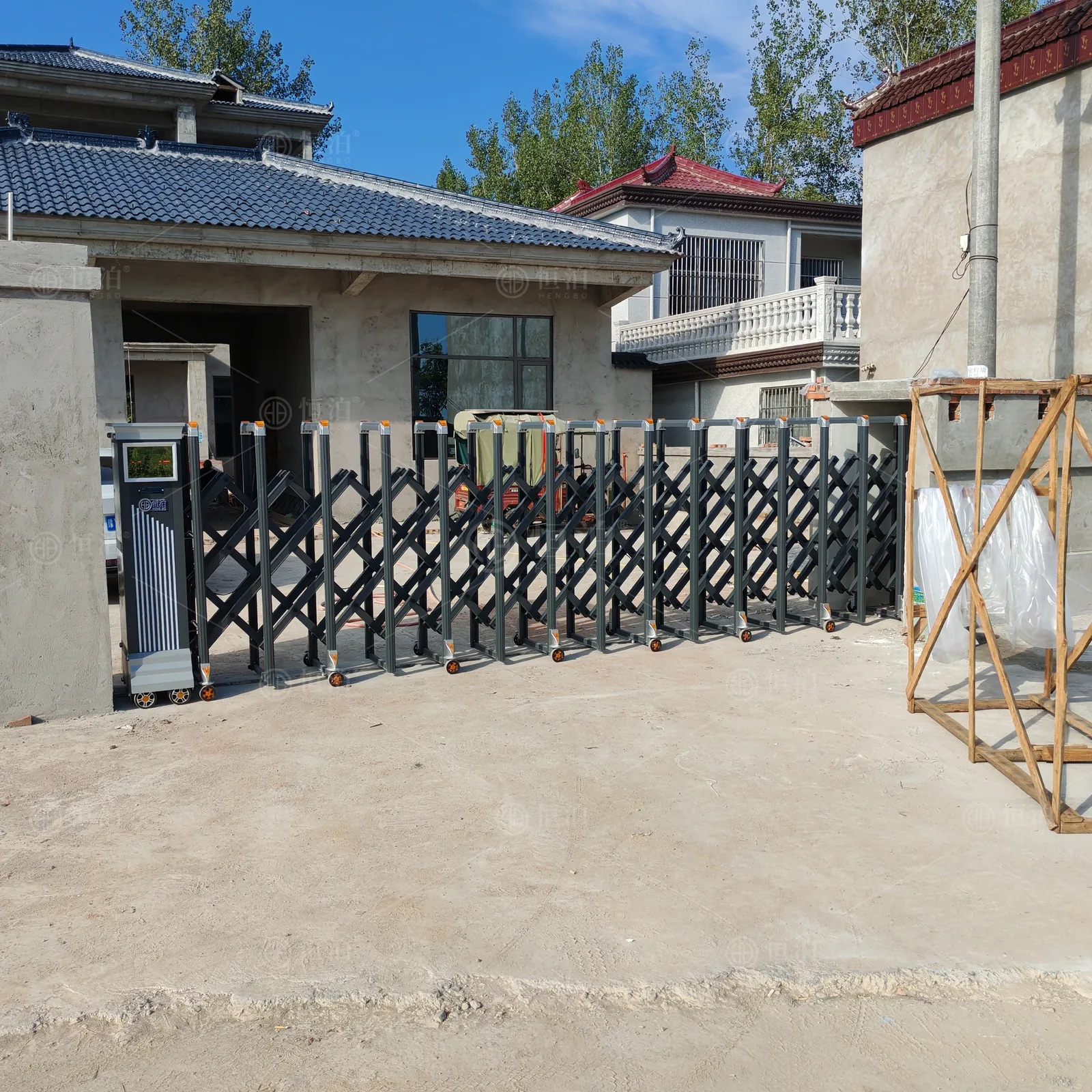 Hengchi at a village courtyard — Zhoukou, China.