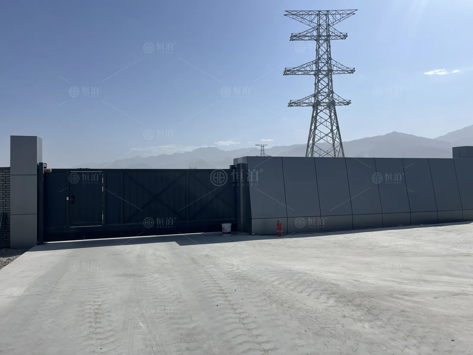 A screened cantilever boundary at an energy site — Phoenix, United States.